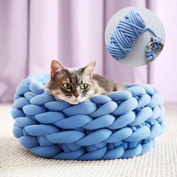 Panier original pour chat bleu tressé à la main avec fil visible.