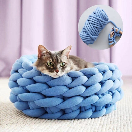 Panier original pour chat bleu tressé à la main avec fil visible.