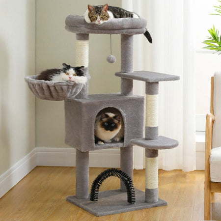 Arbre à chat avec hamac gris clair et trois chats allongés sur les différentes plateformes.