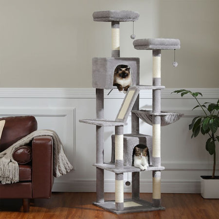 Arbre à Chat XXL gris clair installé dans un salon moderne avec deux chats.