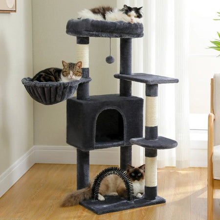 Arbre à chat avec hamac gris foncé et chats installés dans chaque zone de repos