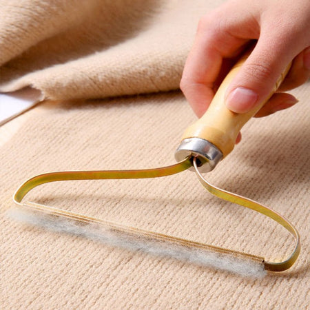 Brosse anti poils de chat utilisée sur tissu délicat type laine ou couverture.