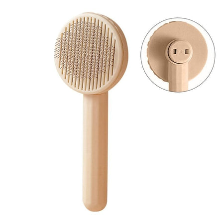 Brosse pour chat poil long beige à dents fines et bouton poussoir ergonomique.