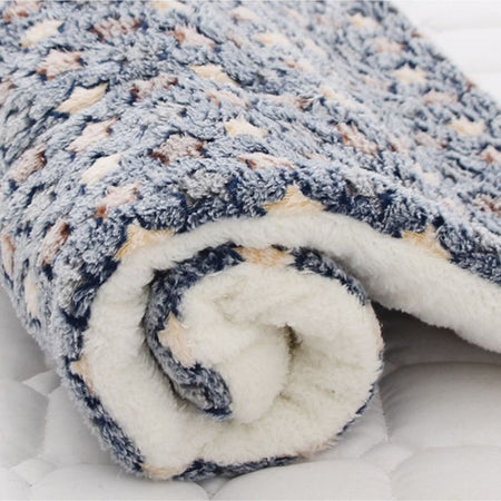 Couverture Apaisante Pour Chat bleue à motifs multicolores, idéale pour apaiser les chats stressés.