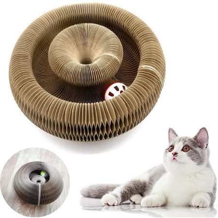 Griffoir Magique Chat double niveau en carton ondulé avec balle rouge pour stimuler l’attention du félin.