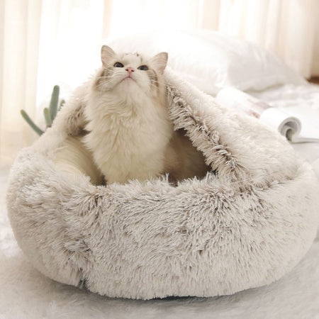 Panier fermé pour chat beige avec ouverture large, parfait pour les moments de repos.