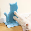 Chat allongé se frottant à une brosse murale bleue pour chat installée au mur.