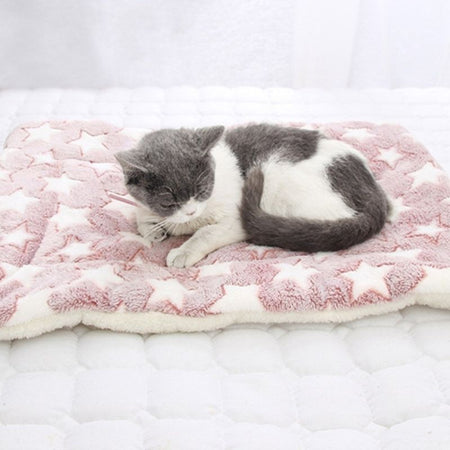 Chat allongé sur une Couverture Apaisante Pour Chat rose, bénéficiant d’un confort optimal.