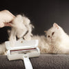 Gros plan sur le Rouleau Poils De Chat retirant une grande quantité de poils de chat.