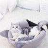 Chat couché à l'intérieur de la Niche Chat Intérieur Igloo Chat transformée en panier ouvert.