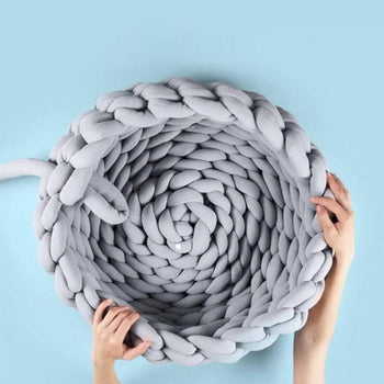 Panier original pour chat vu de dessus en forme de spirale tressée.