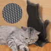 Chat détendu utilisant une brosse murale pour chat de couleur foncée.