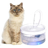 Fontaine à eau pour chat au design arrondi avec un chat assis à côté de la fontaine.
