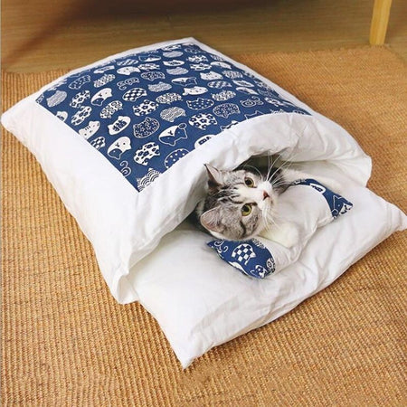 Sac De Couchage Pour Chat blanc et bleu avec motif têtes de chat.
