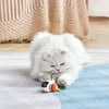 Chat à poils longs jouant avec le TurboMouse orange, jouet souris pour chat résistant.