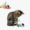 Chat tigré curieux face au TurboMouse bleu, jouet souris pour chat aux roues lumineuses.