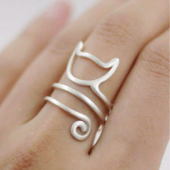 Bague chat en argent portée sur un doigt délicat.