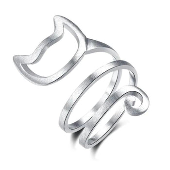 Bague chat minimaliste en argent vue de près.