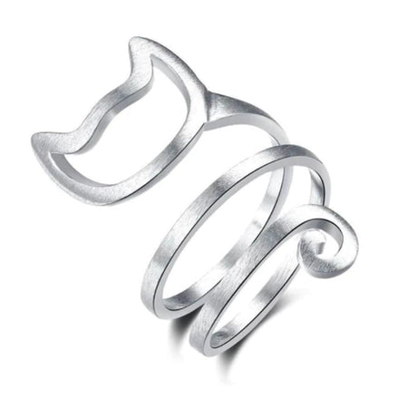 Bague chat minimaliste en argent vue de près.
